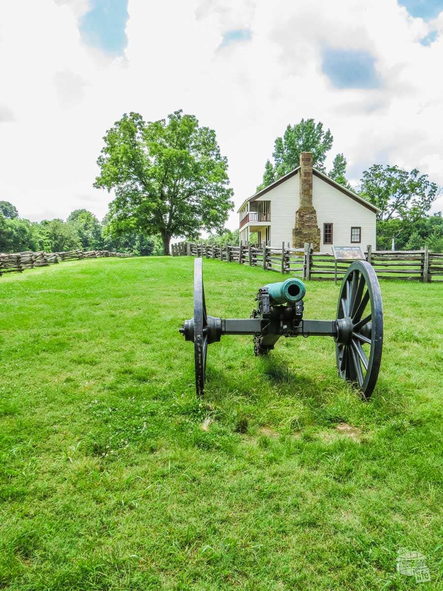 A cannon from the Battle of Pea Ridge with Elkhorn Tavern in the background