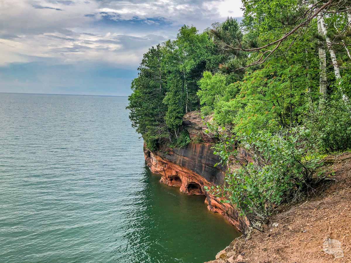 Caves carved out by the sea and ice on Lake Superior at Apostle Islands NL.